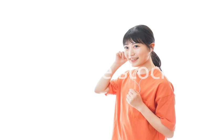 ランニングをする若い女性