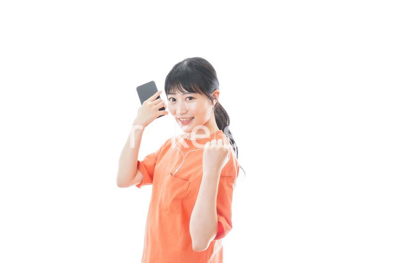 スマホで音楽を聴く若い女性