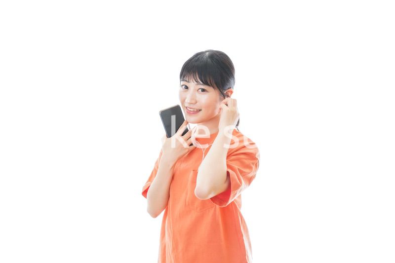 スマホで音楽を聴く若い女性
