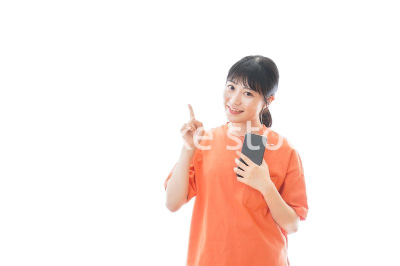 スマホで音楽を聴く若い女性