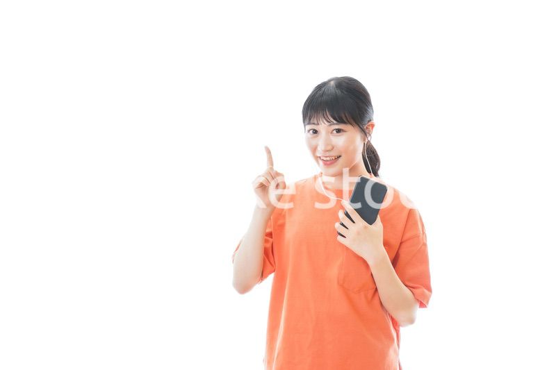 スマホで音楽を聴く若い女性