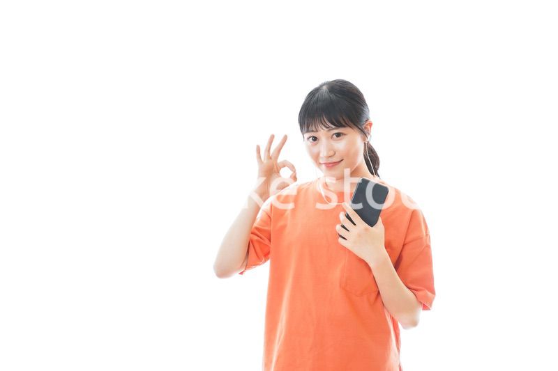 スマホで音楽を聴く若い女性