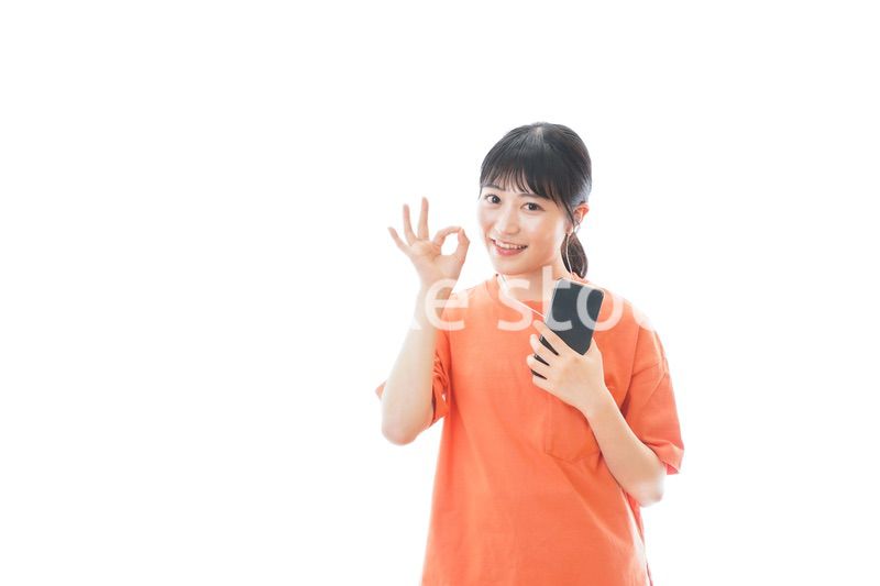 スマホで音楽を聴く若い女性