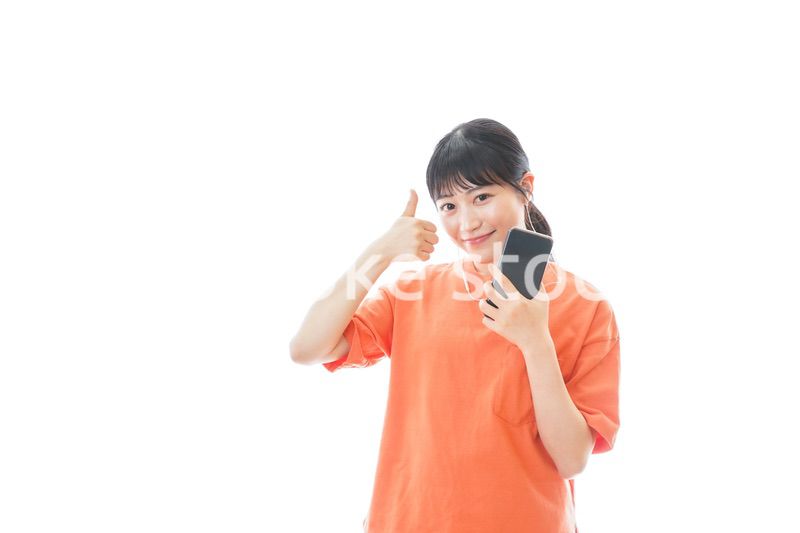 スマホで音楽を聴く若い女性