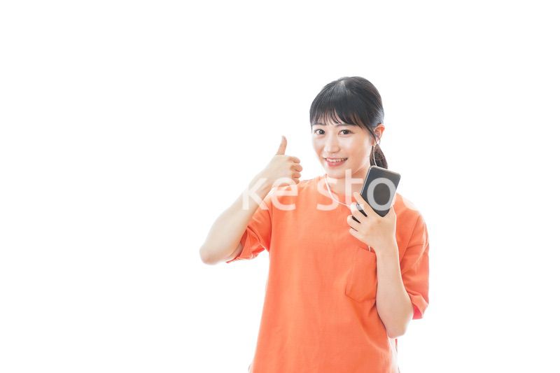 スマホで音楽を聴く若い女性