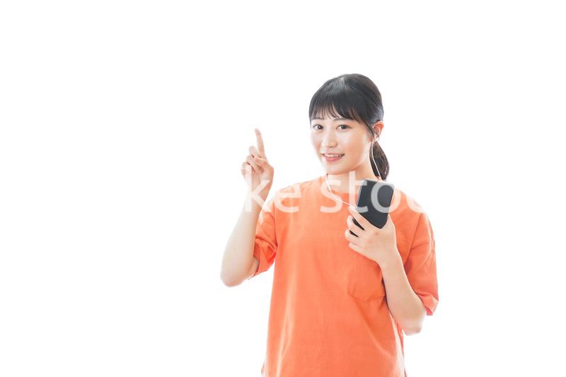 スマホで音楽を聴く若い女性