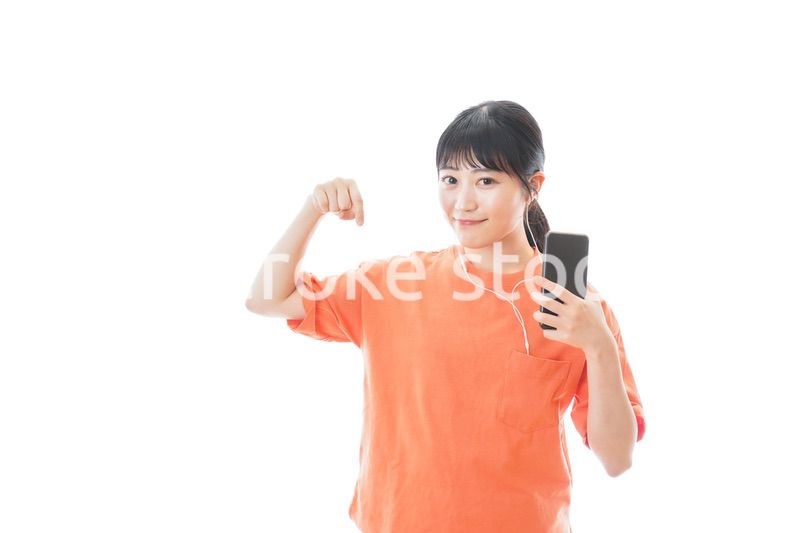 スマホで音楽を聴く若い女性