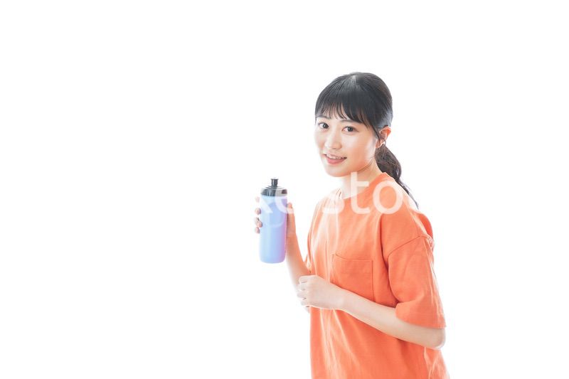 プロテインを飲む若い女性