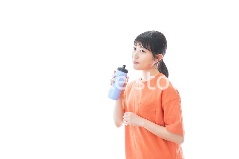 プロテインを飲む若い女性