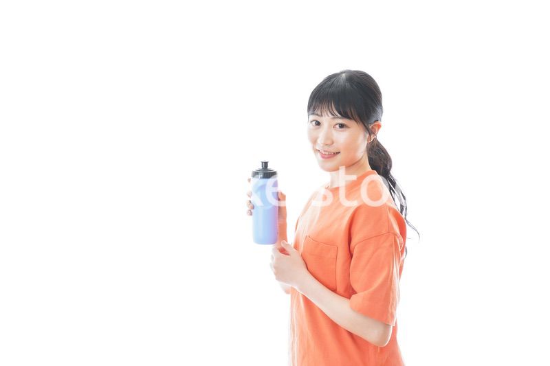 プロテインを飲む若い女性