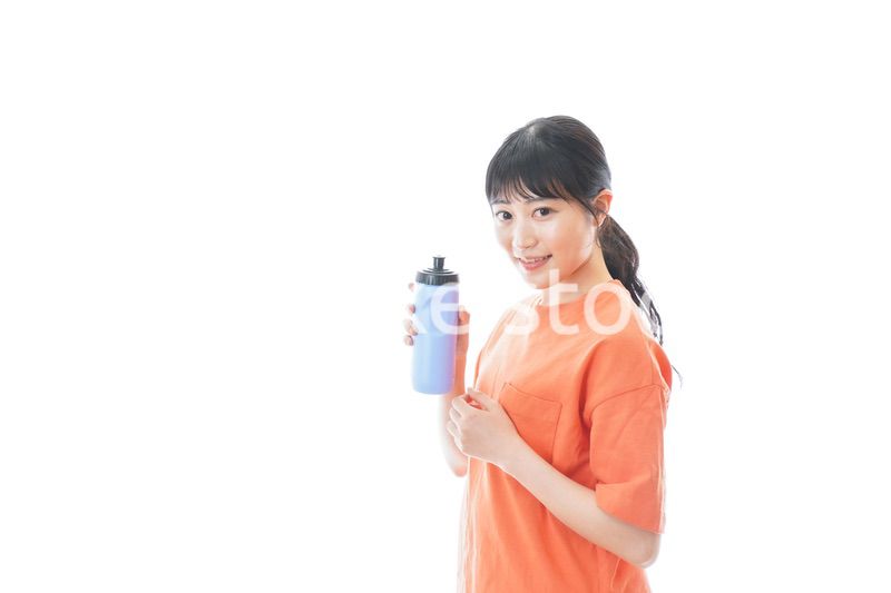 プロテインを飲む若い女性