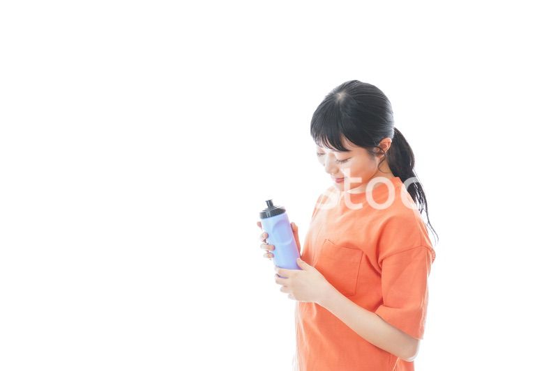 プロテインを飲む若い女性