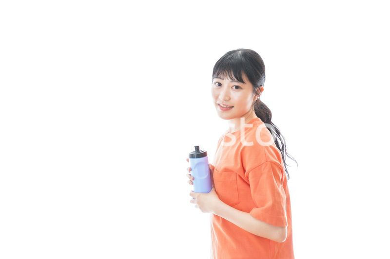 プロテインを飲む若い女性