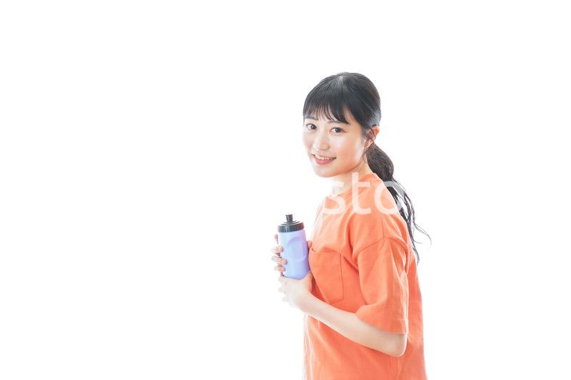 プロテインを飲む若い女性