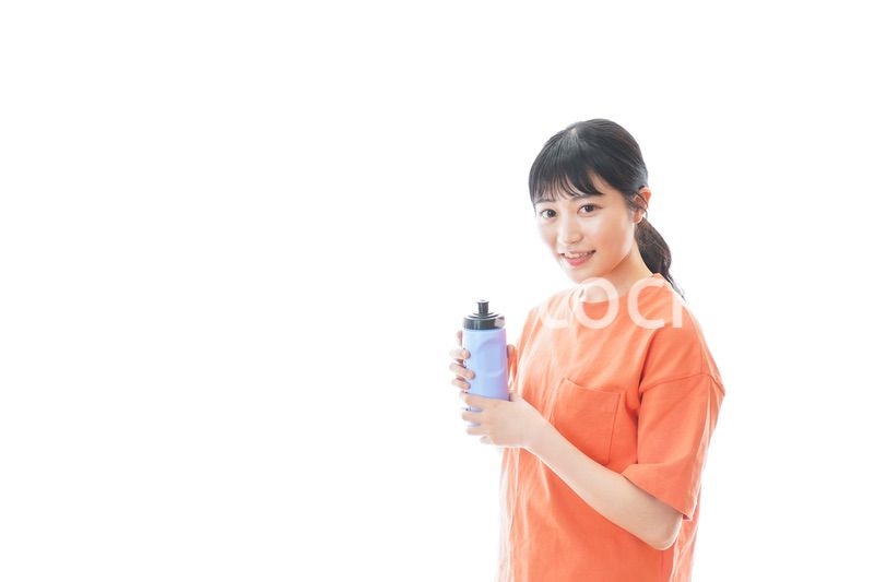 プロテインを飲む若い女性