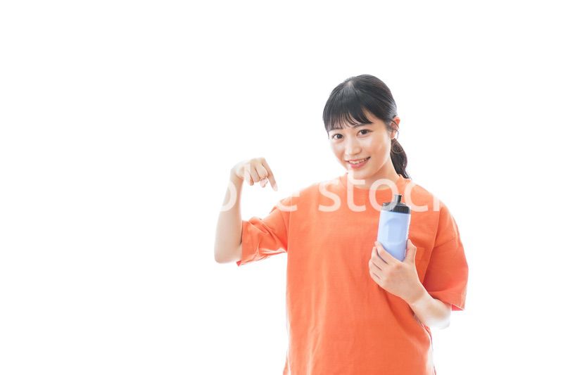 プロテインを飲む若い女性