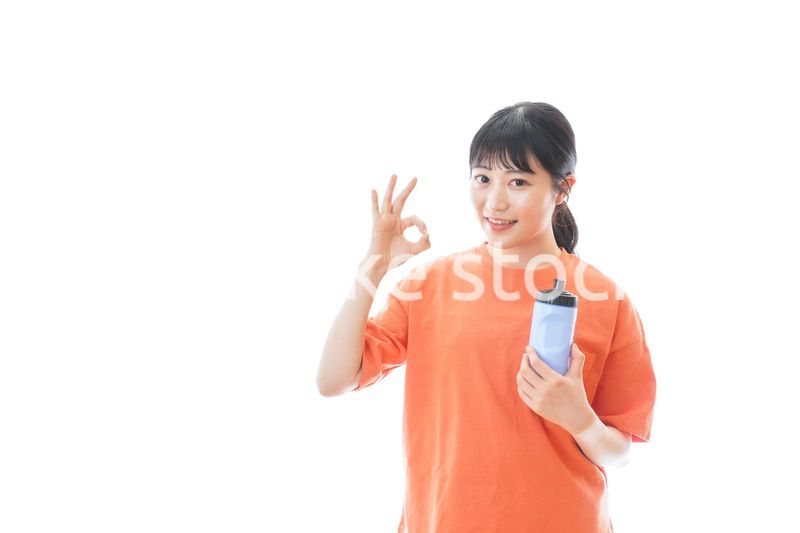 プロテインを飲む若い女性