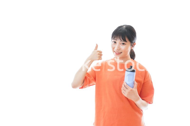 プロテインを飲む若い女性