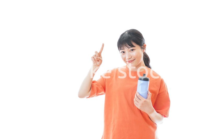 プロテインを飲む若い女性