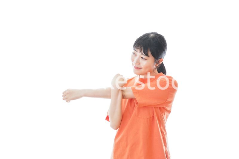 ストレッチをする若い女性