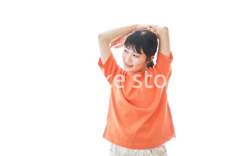 ストレッチをする若い女性