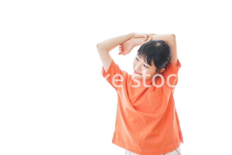 ストレッチをする若い女性