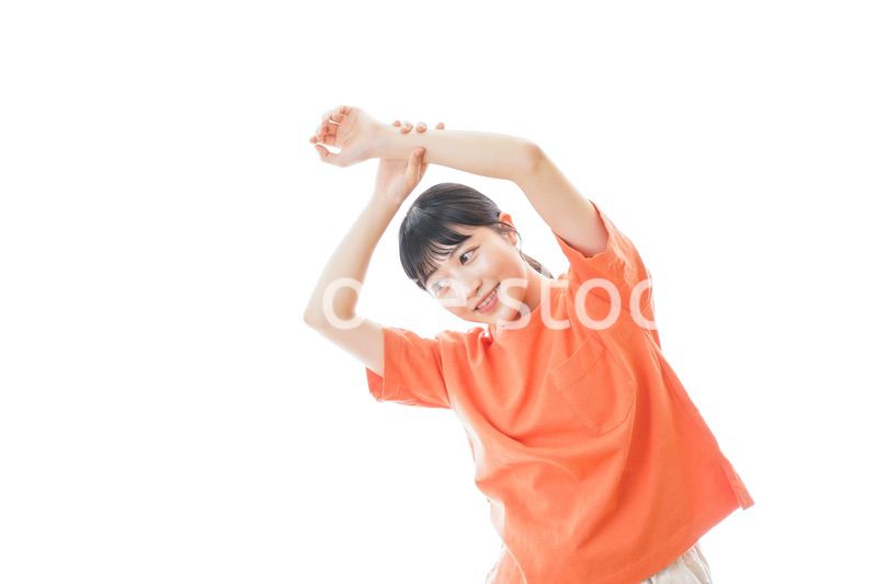 ストレッチをする若い女性