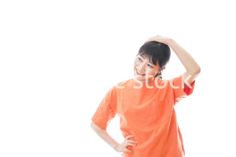 ストレッチをする若い女性