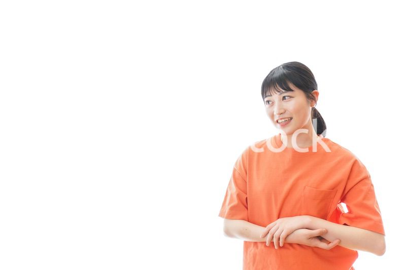 ストレッチをする若い女性