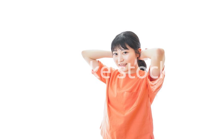 ストレッチをする若い女性