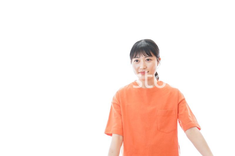 ストレッチをする若い女性