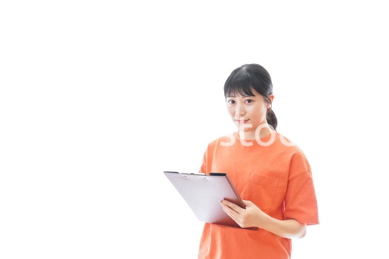 ファイルを持つ若いスポーツコーチ