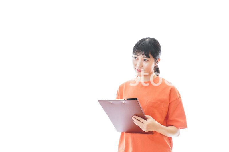 ファイルを持つ若いスポーツコーチ