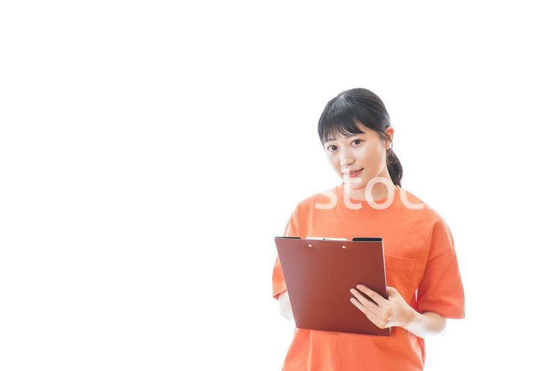 ファイルを持つ若いスポーツコーチ