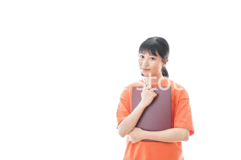 ファイルを持つ若いスポーツコーチ