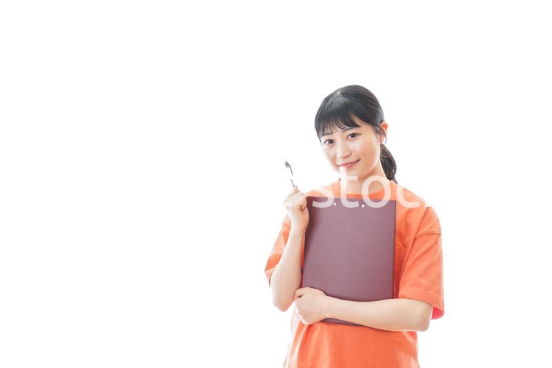 ファイルを持つ若いスポーツコーチ