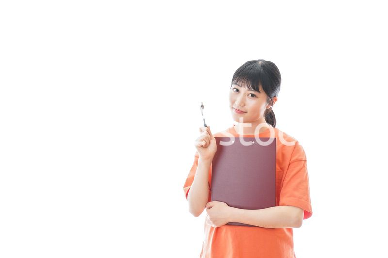 ファイルを持つ若いスポーツコーチ