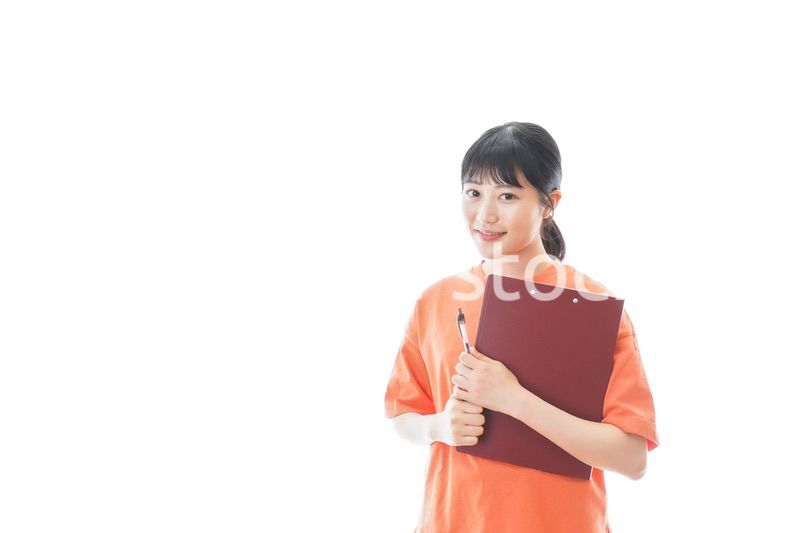 ファイルを持つ若いスポーツコーチ