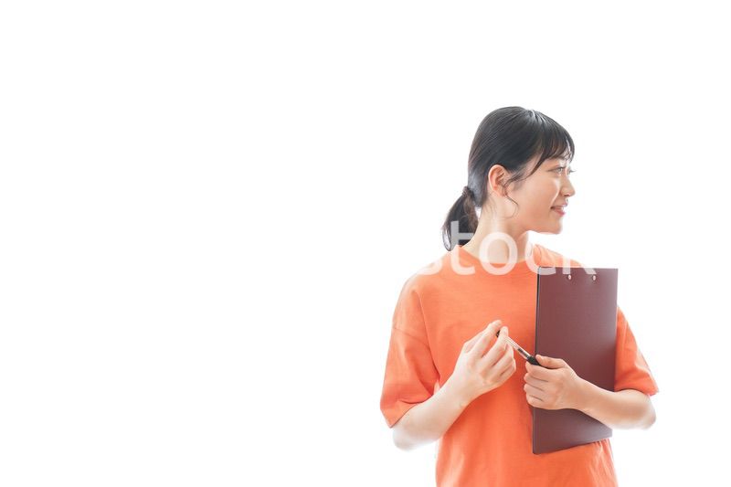 ファイルを持つ若いスポーツコーチ