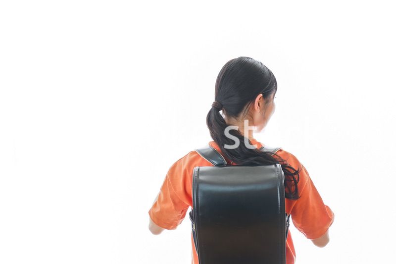 ランドセルを背負った若い女性