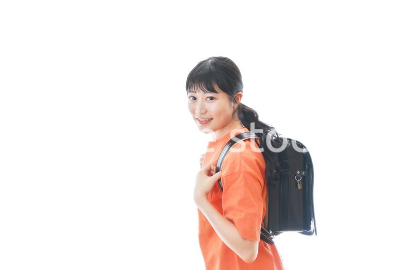 ランドセルを背負った若い女性