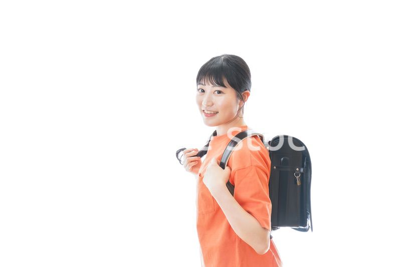 ランドセルを背負った若い女性