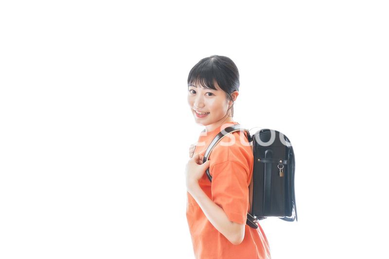 ランドセルを背負った若い女性