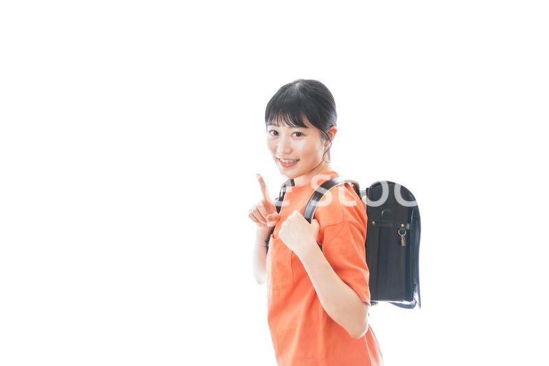 ランドセルを背負った若い女性