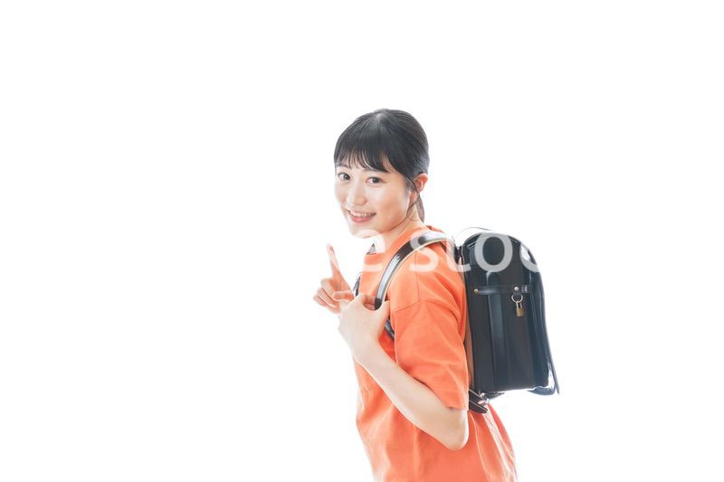 ランドセルを背負った若い女性
