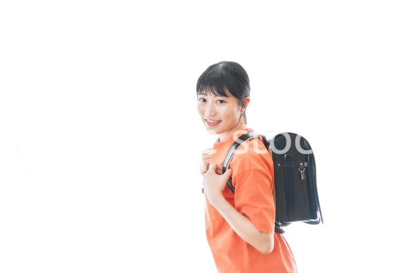ランドセルを背負った若い女性