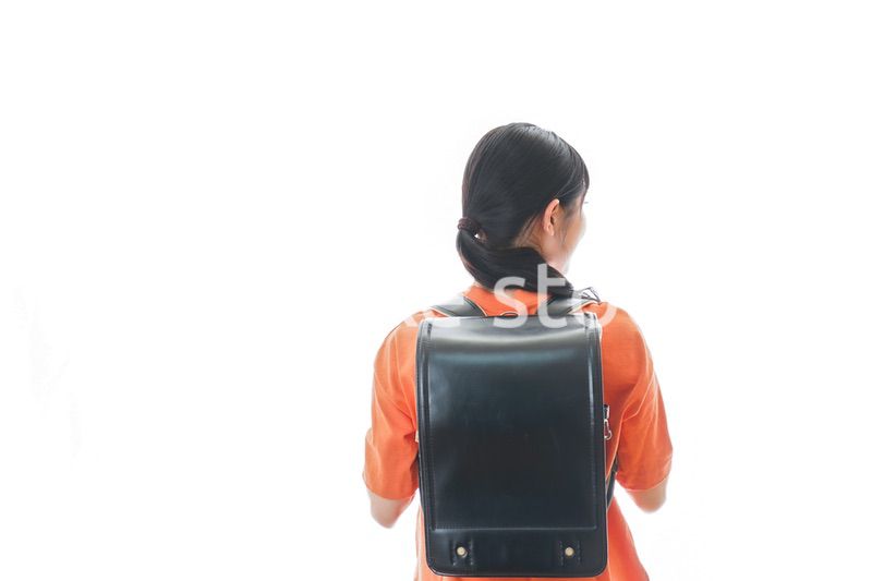 ランドセルを背負った若い女性