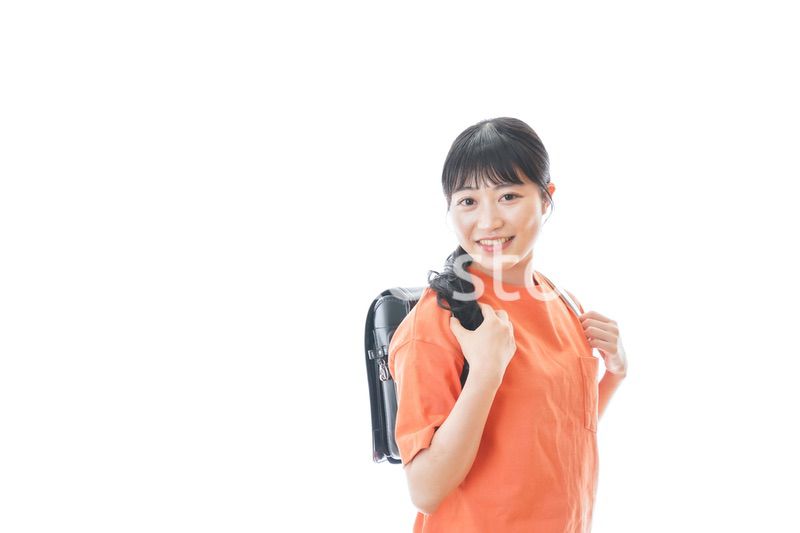 ランドセルを背負った若い女性