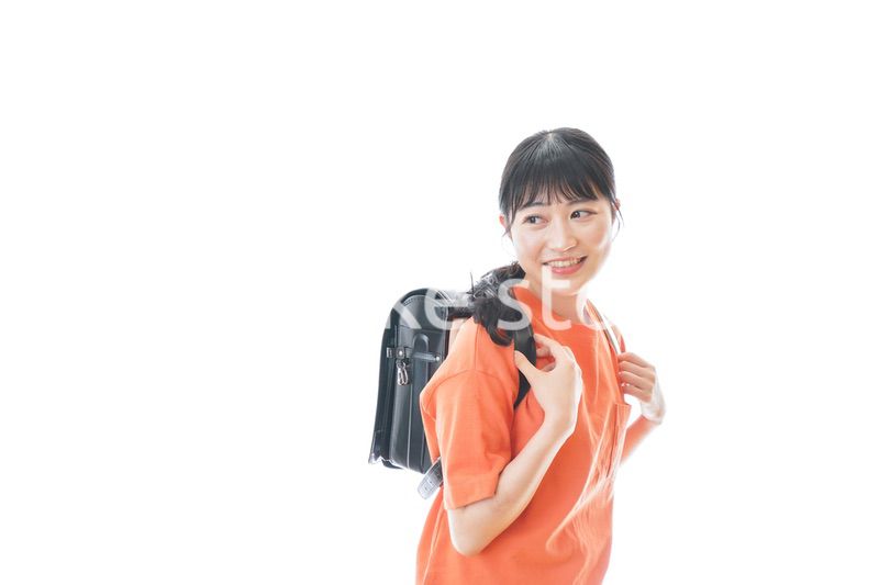 ランドセルを背負った若い女性