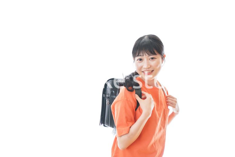 ランドセルを背負った若い女性
